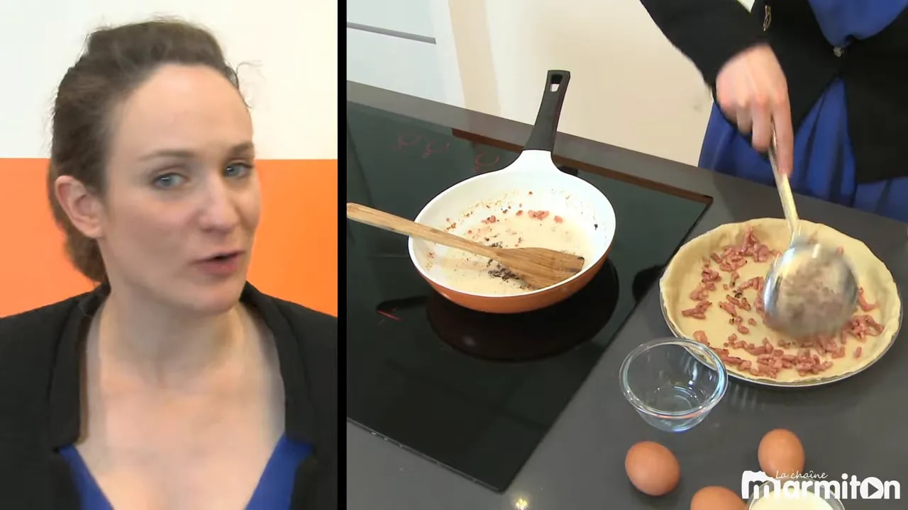 Lardons dorés répartis sur le fond de pâte dans un moule à tarte