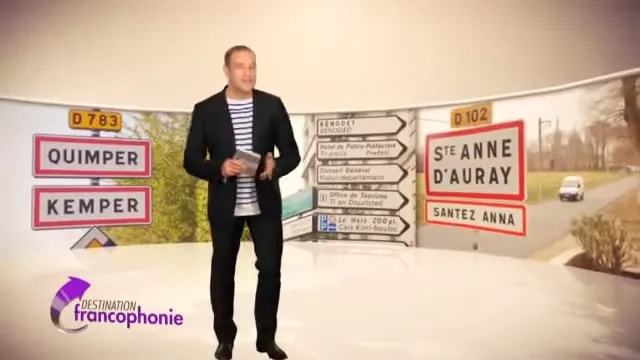 Panneaux routiers bilingues indiquant Quimper Kemper et Sainte-Anne-d'Auray Santez Anna