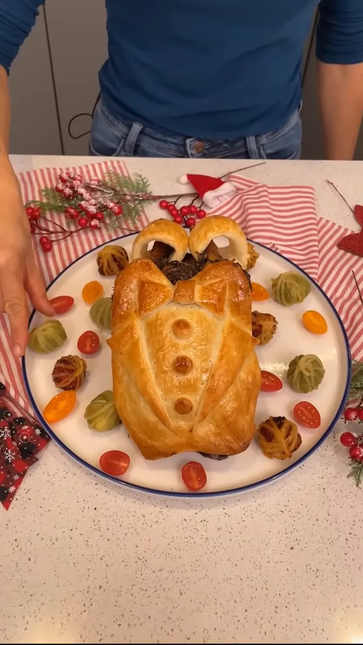 Poulet rôti décoré comme un costume sur un grand plat avec légumes