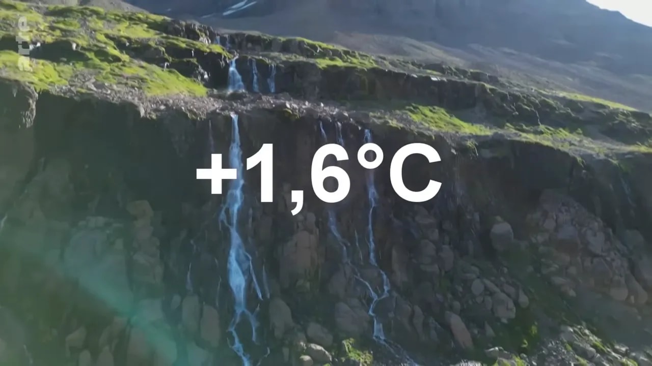 Cascade sur une pente rocheuse avec le texte blanc plus 1,6 degré Celsius