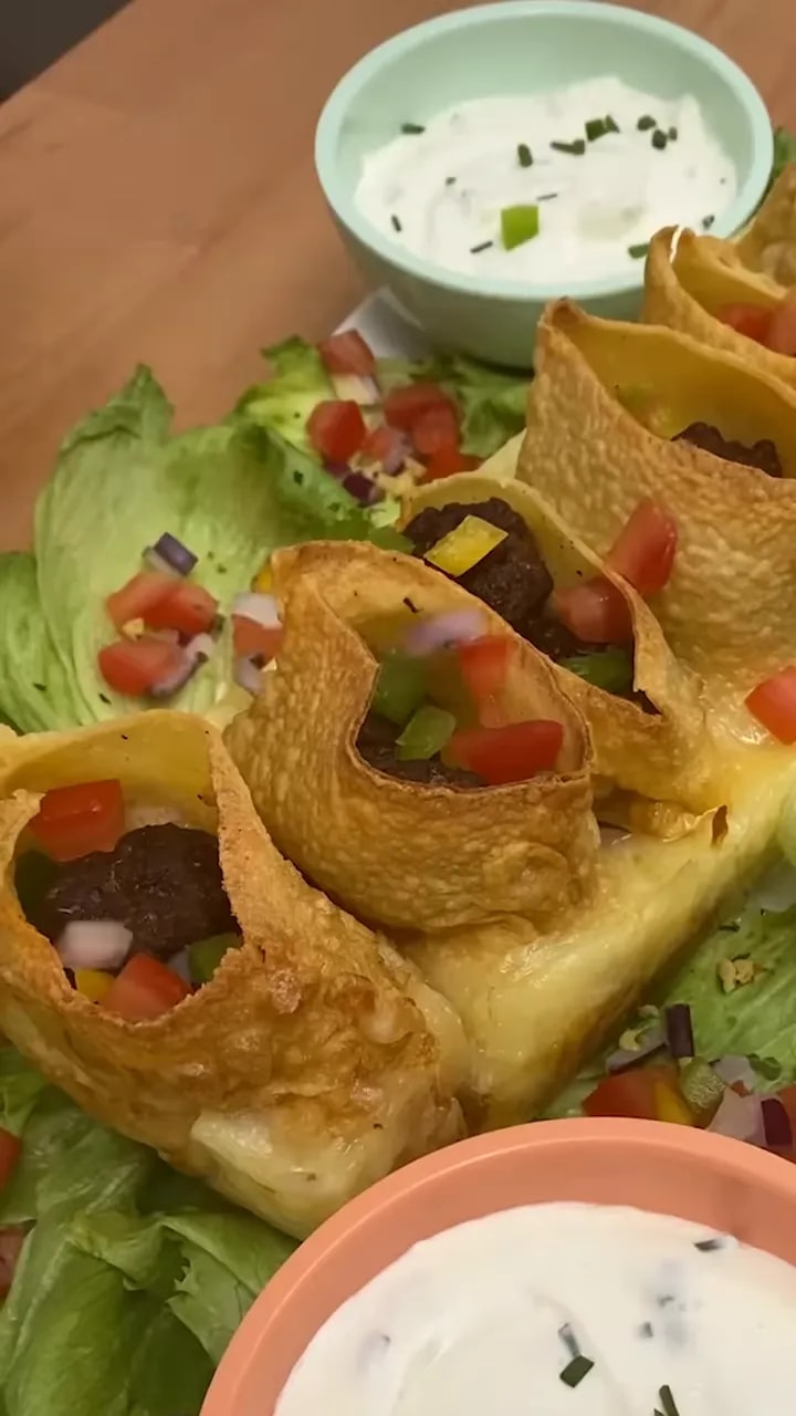 Poches de crêpes croustillantes garnies de boulettes sur une base de fromage fondu